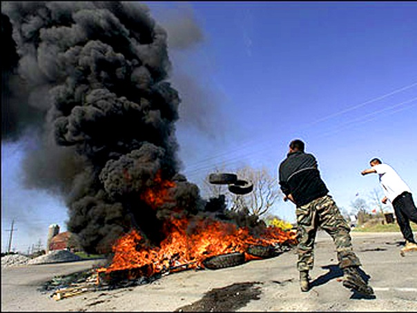 Tire fire blockade at Six Nations, April 2006.
